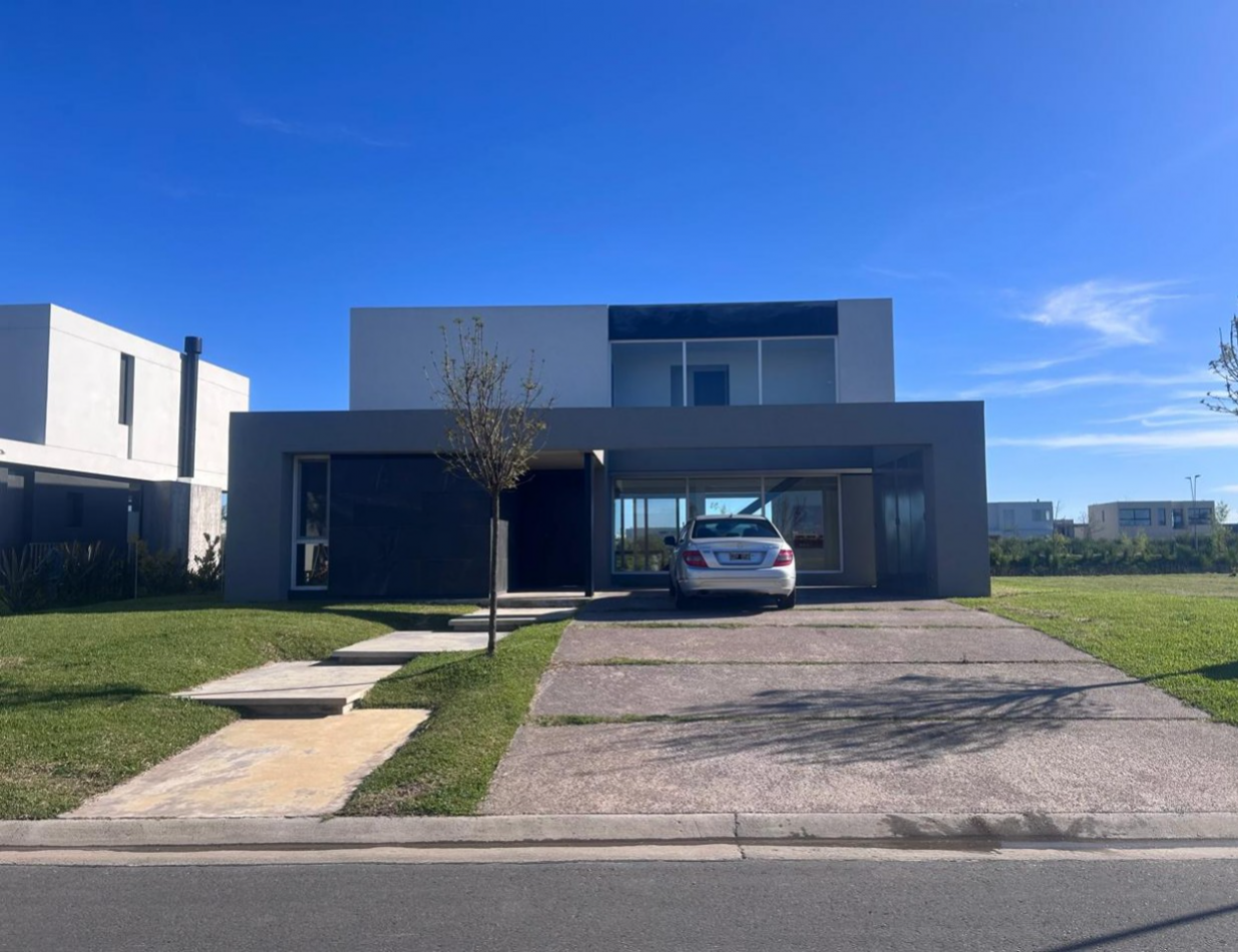 CASA AL LAGO EN PUERTOS BARRIO COSTAS ESCOBAR