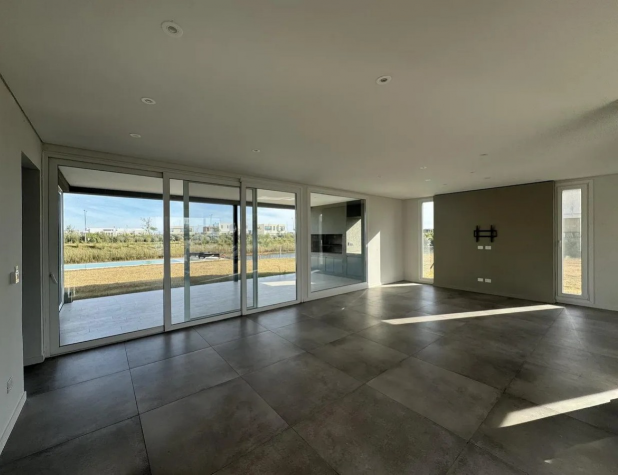 CASA AL LAGO EN PUERTOS BARRIO COSTAS ESCOBAR