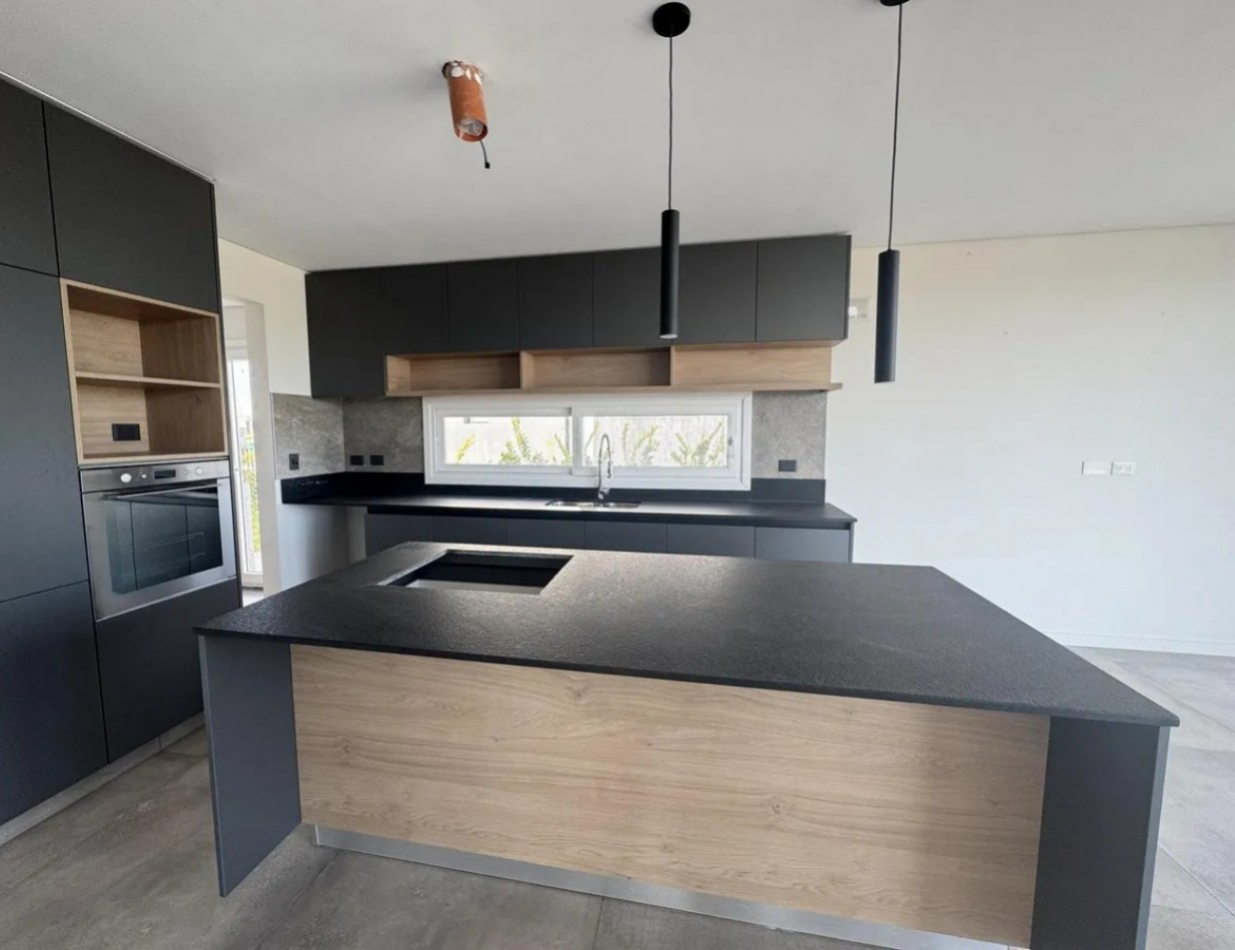 CASA AL LAGO EN PUERTOS BARRIO COSTAS ESCOBAR