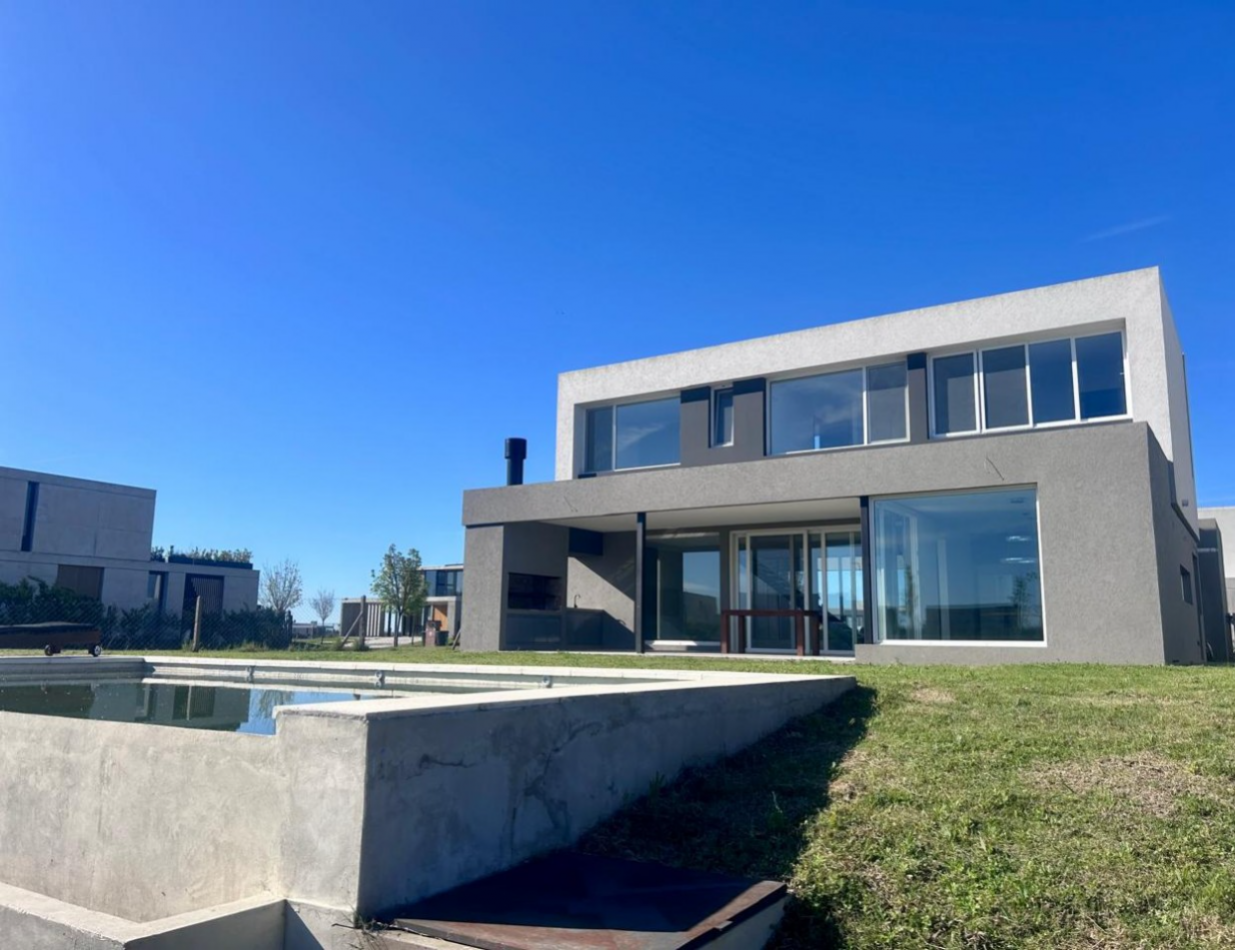 CASA AL LAGO EN PUERTOS BARRIO COSTAS ESCOBAR