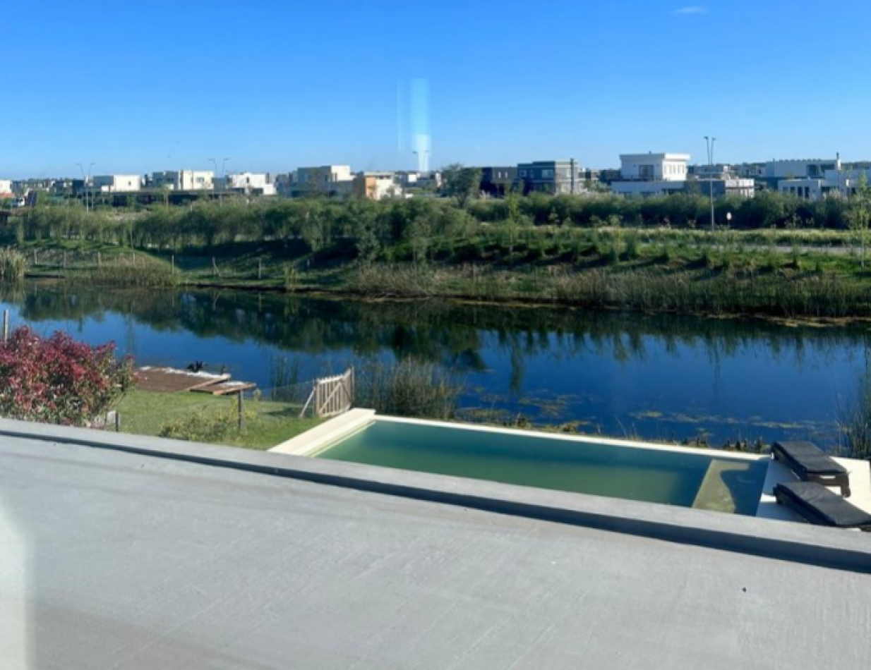 CASA AL LAGO EN PUERTOS BARRIO COSTAS ESCOBAR