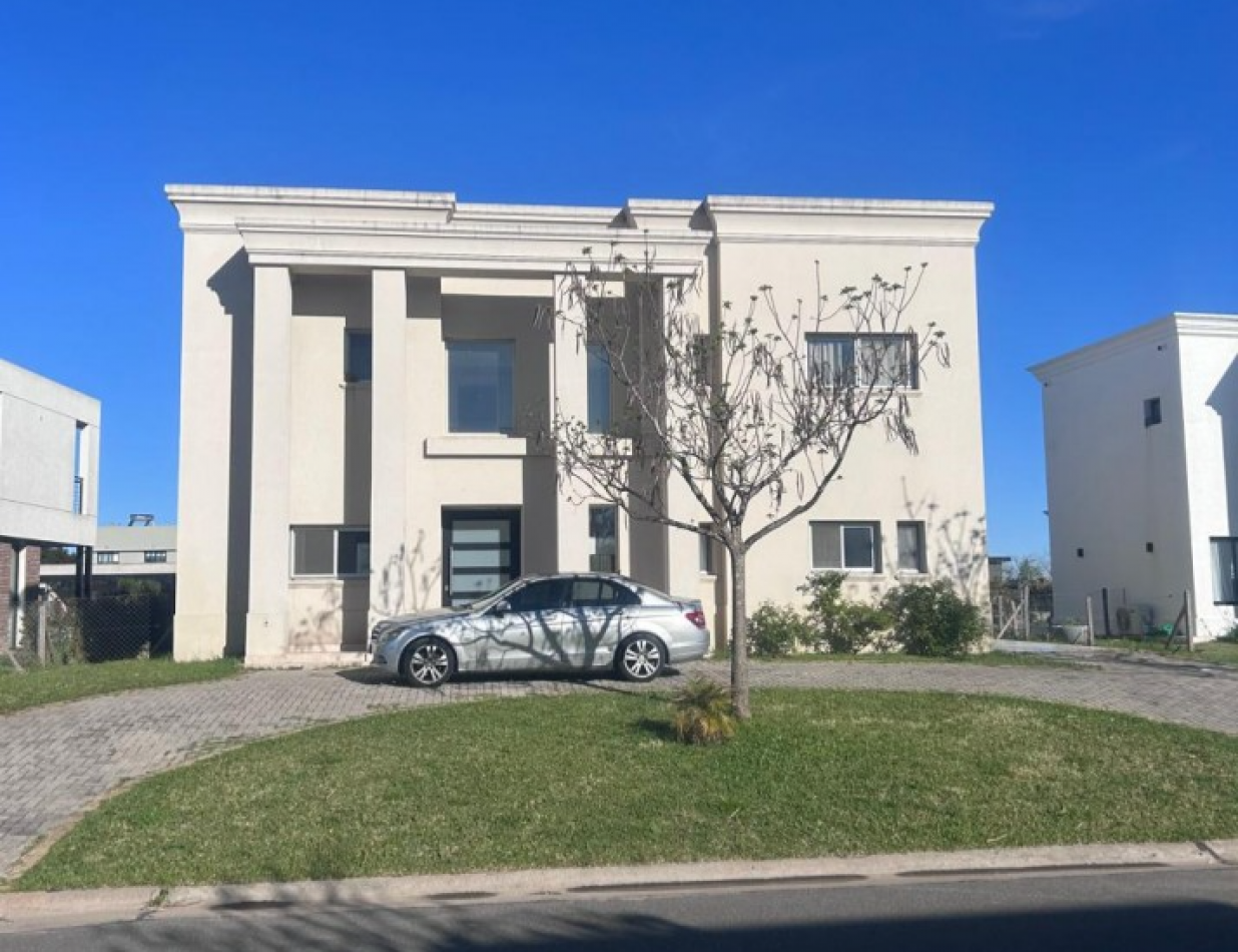 CASA DE DOS PLANTAS AL LAGO