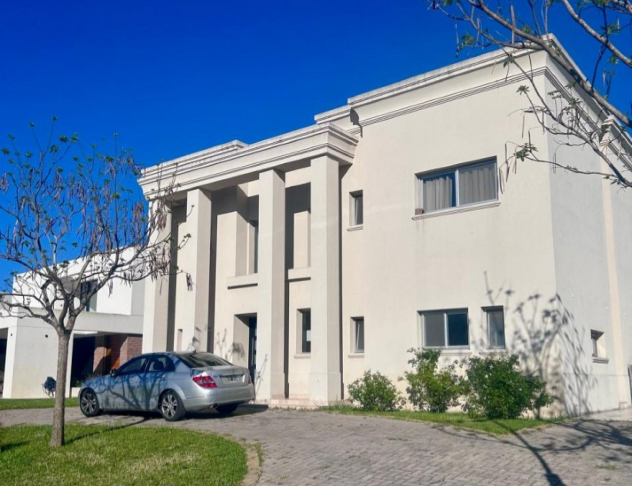 CASA DE DOS PLANTAS AL LAGO