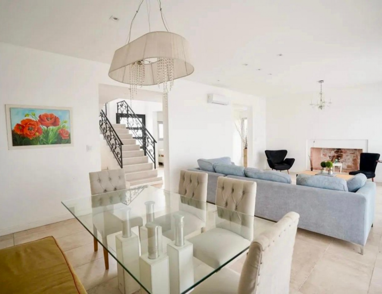 CASA DE DOS PLANTAS AL LAGO