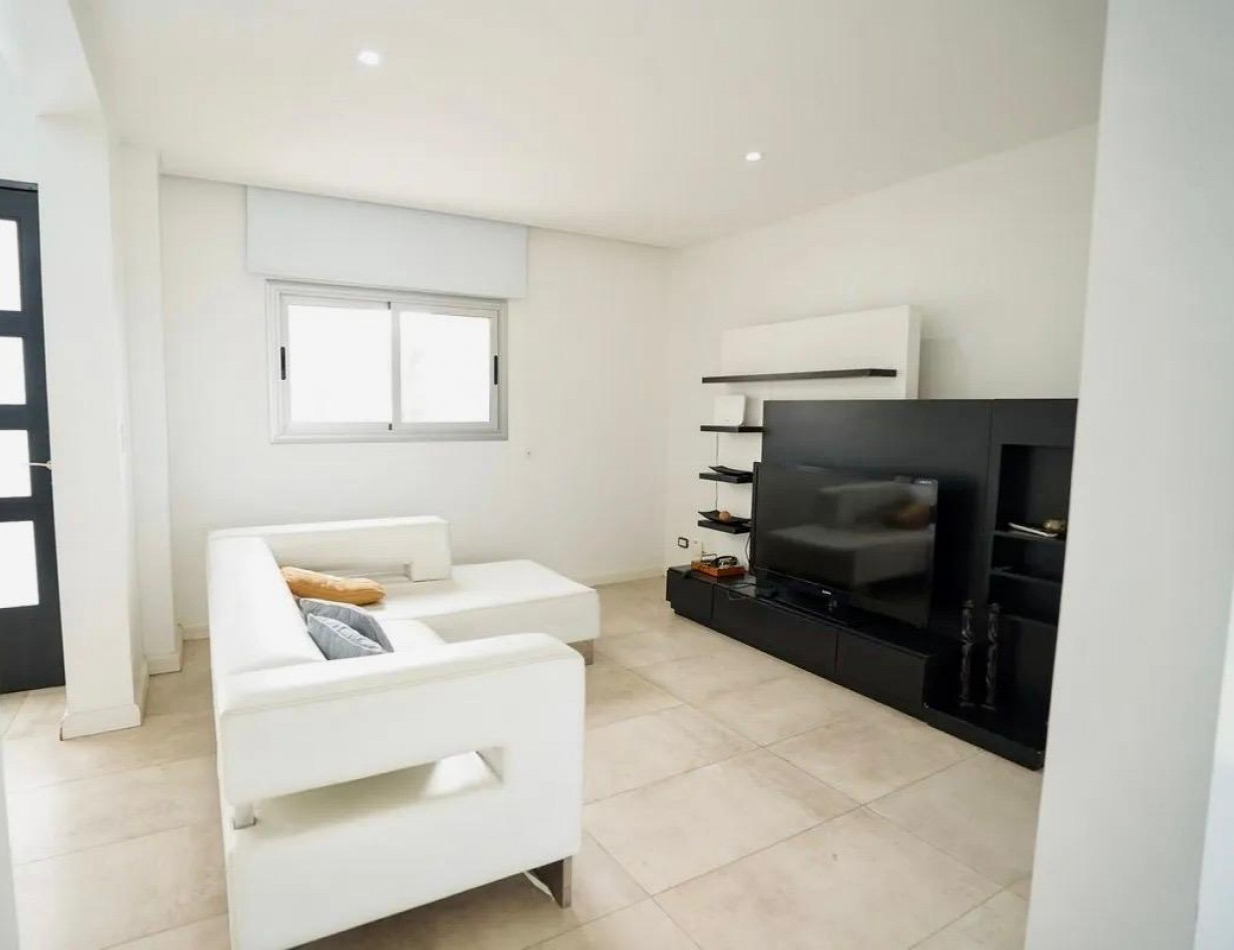 CASA DE DOS PLANTAS AL LAGO