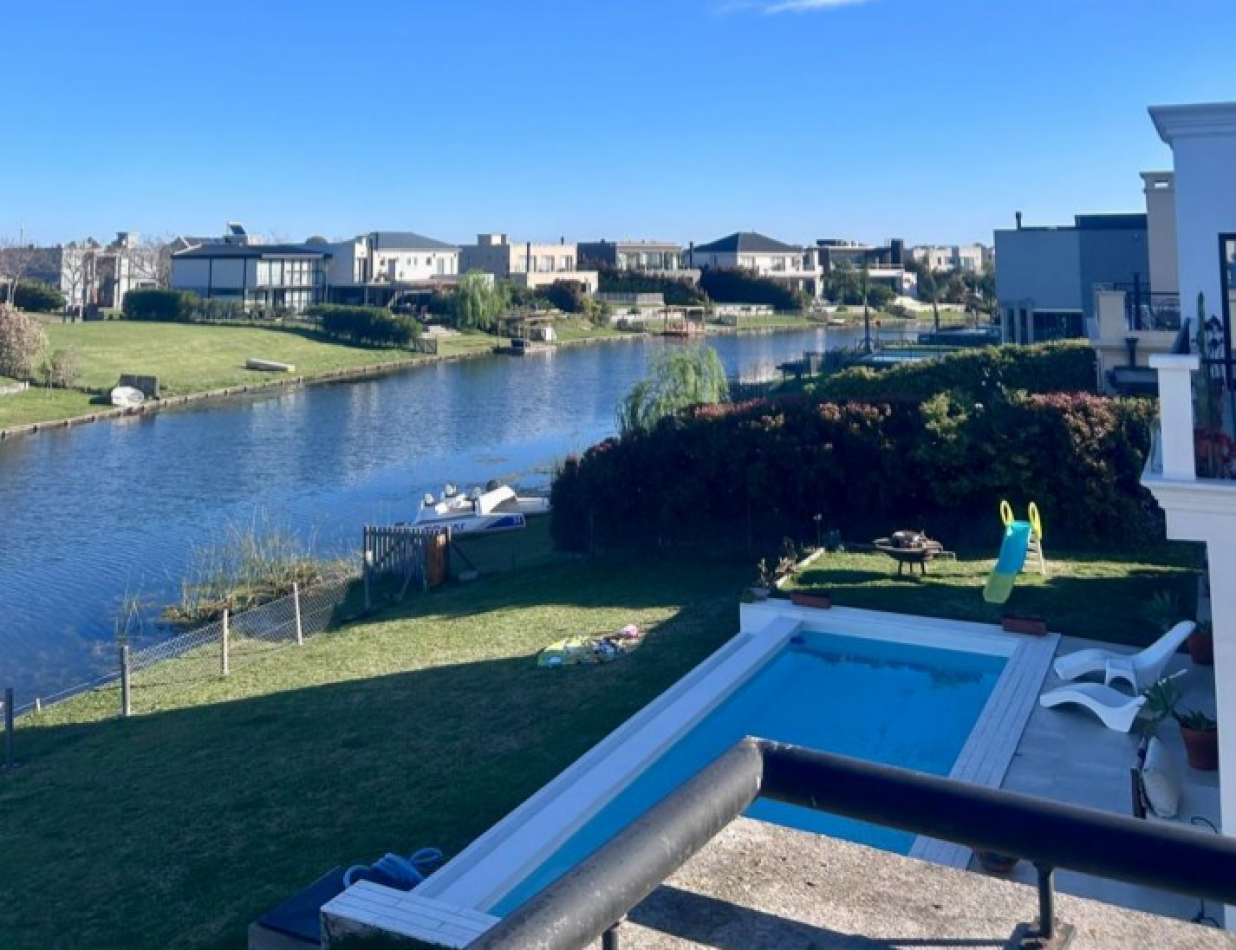 CASA DE DOS PLANTAS AL LAGO