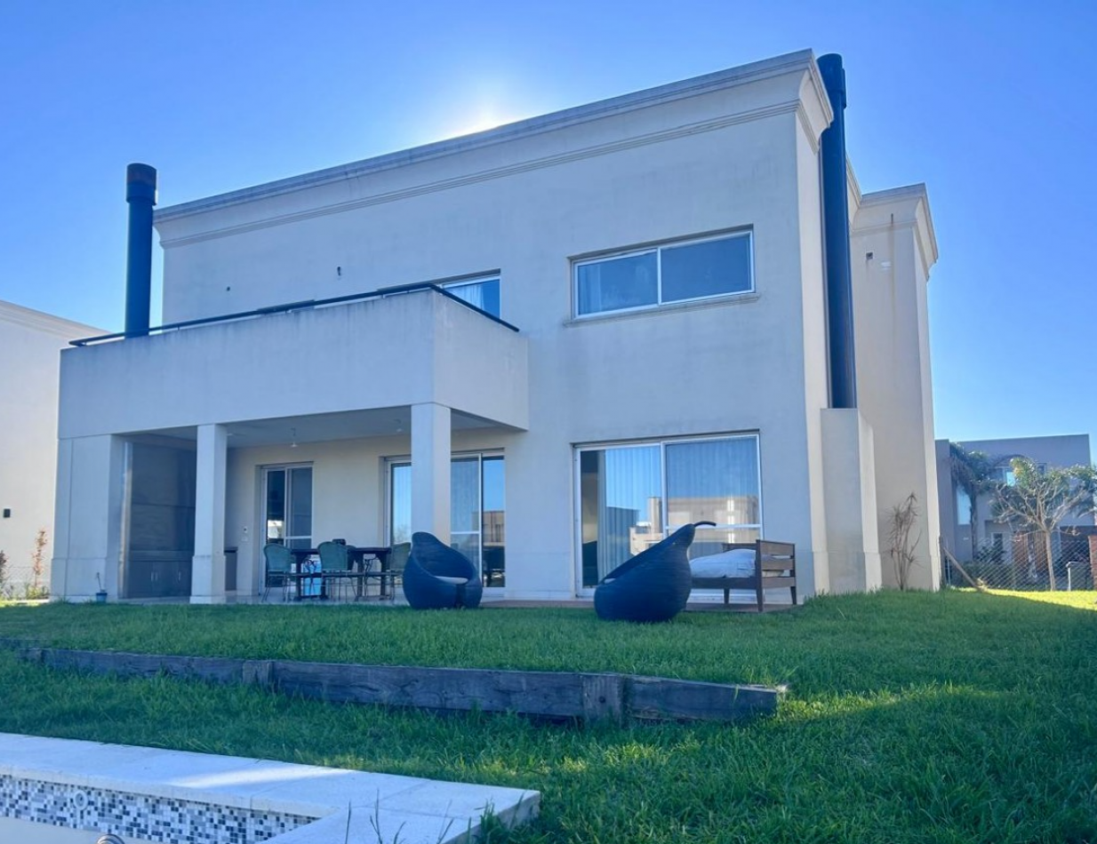 CASA DE DOS PLANTAS AL LAGO