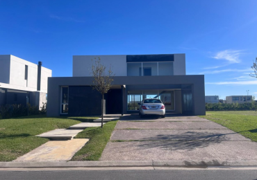 CASA AL LAGO EN PUERTOS BARRIO COSTAS ESCOBAR