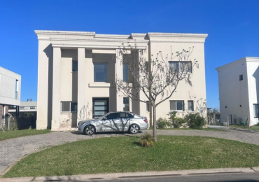 CASA DE DOS PLANTAS AL LAGO